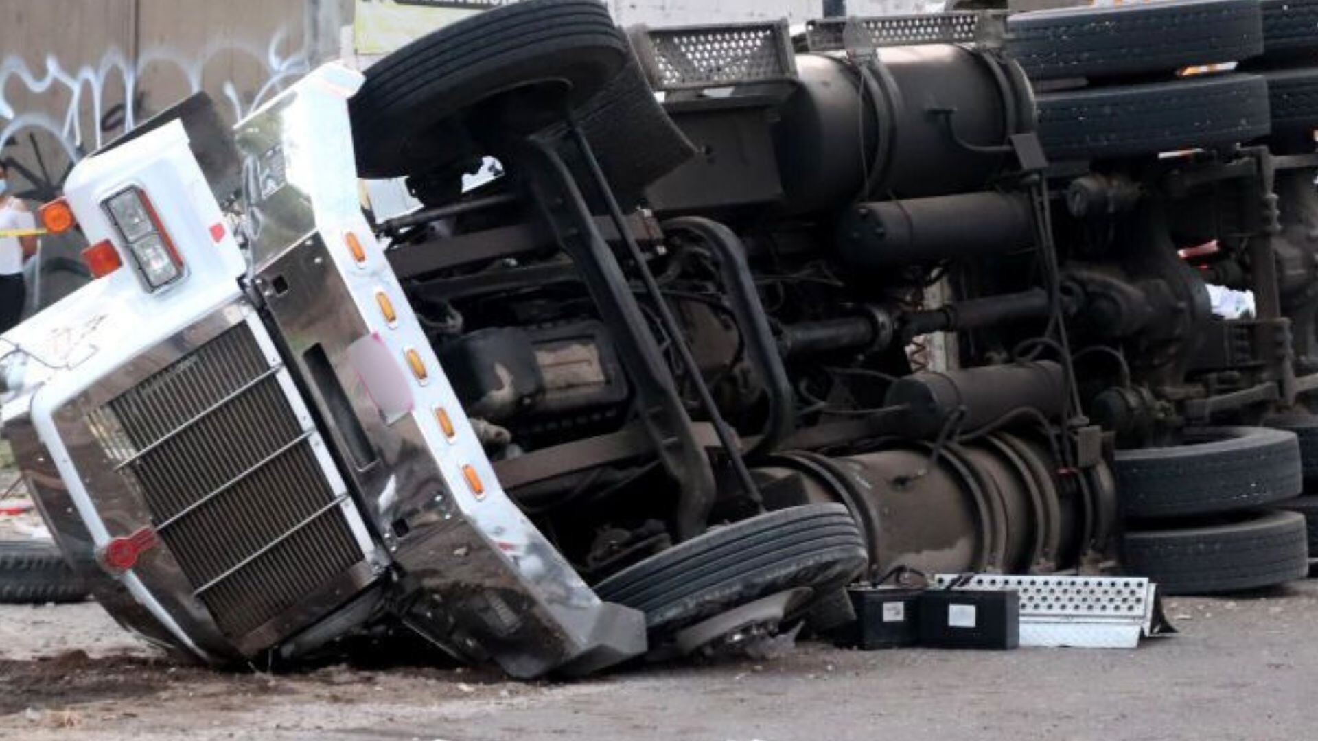 Camión en accidente.