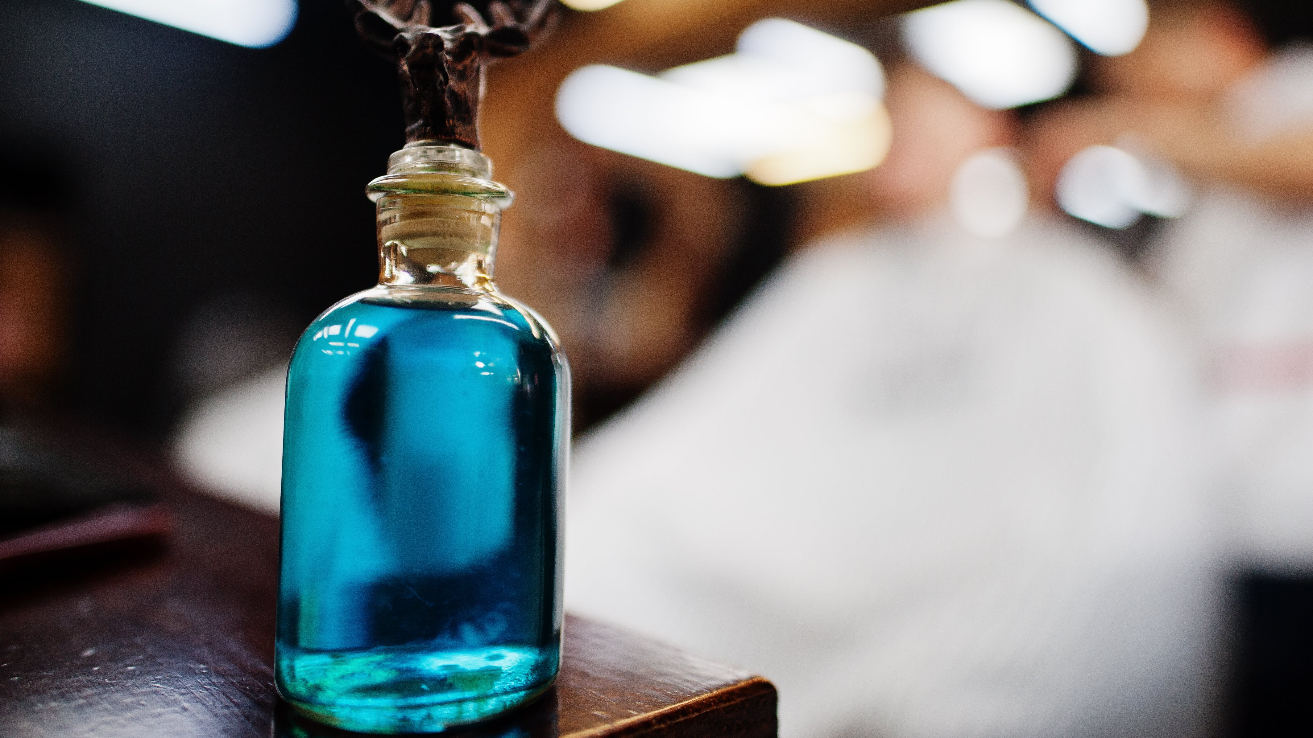 Perfume masculino em cima de balcão em uma barbearia