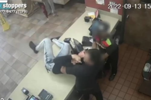 Cliente de fast food tentou assaltar restaurante durante distração de atendente