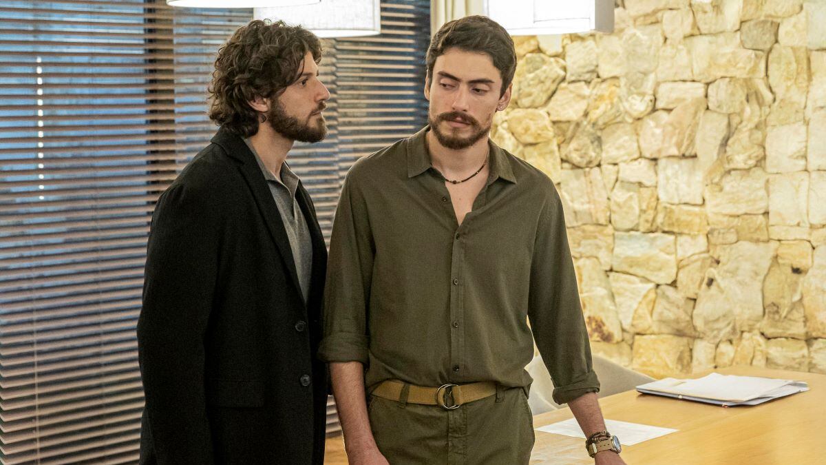 Abandonado até por Iberê (Jaffar Bambirra), Mavi (Chay Suede) surta na reta final da novela Mania de Você