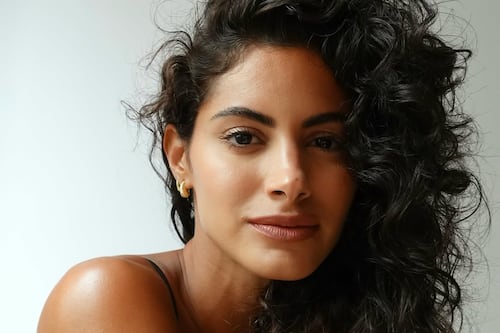 Atriz Leticia Salles é atacada por cinco cachorros de rua durante gravação: “Não consegui sair”