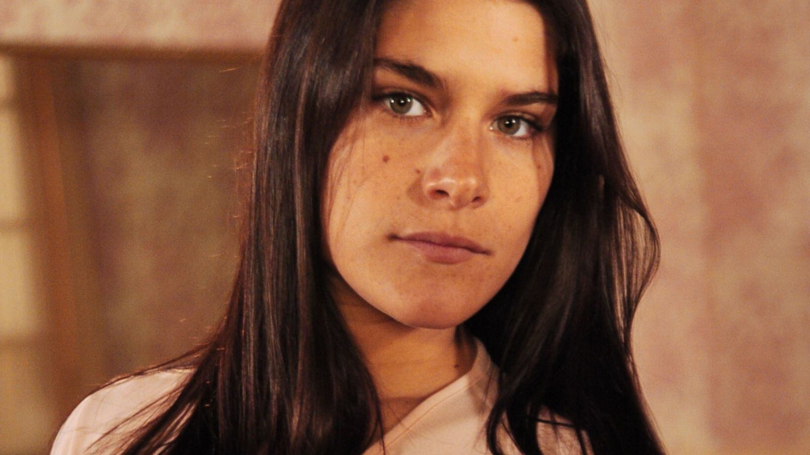 Coração partido e susto com Luana no ateliê fazem Serena desmaiar na novela Alma Gêmea