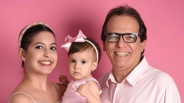 Casal tem diferença de idade de 40 anos e uma bebê.