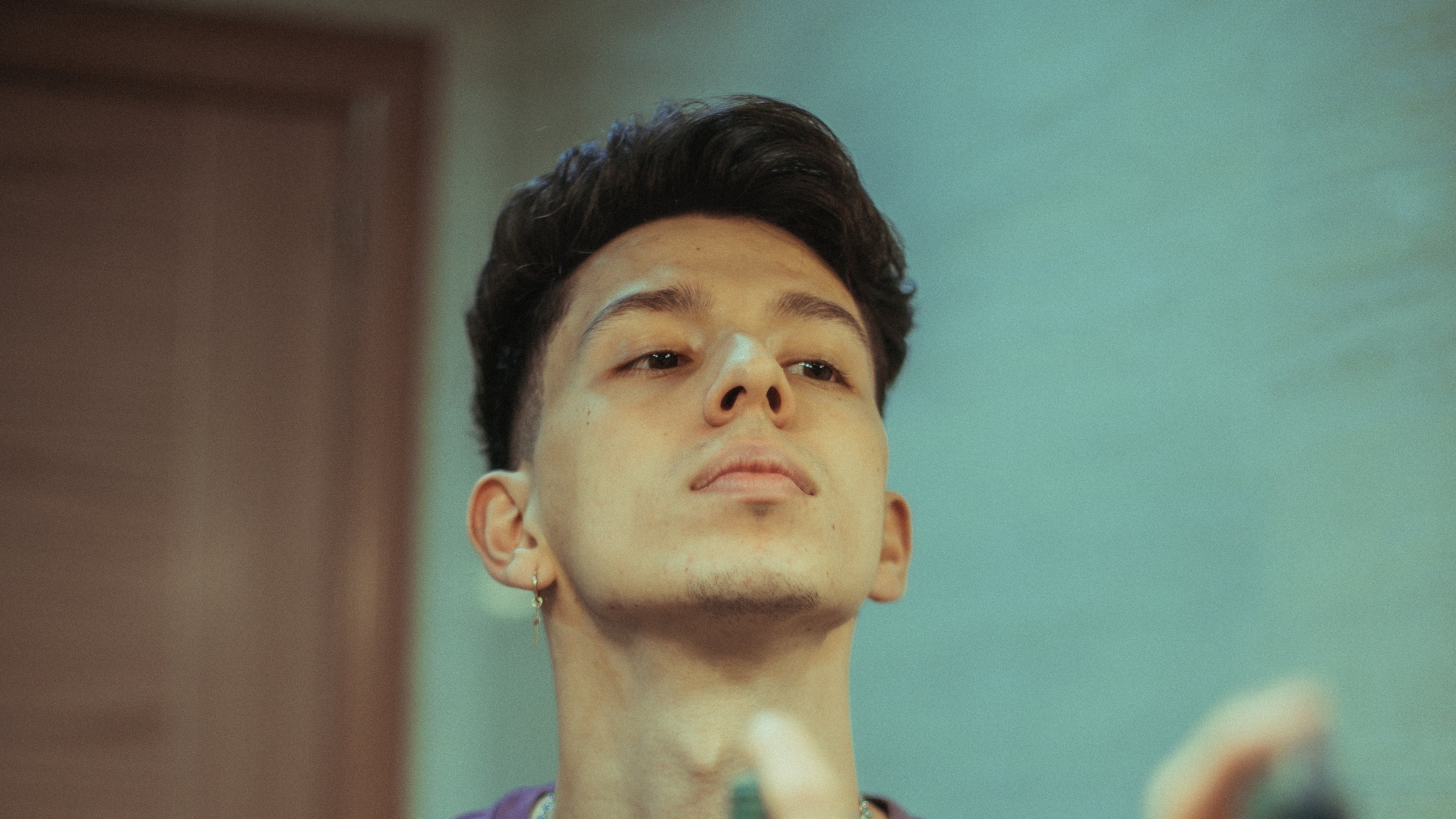 Homem com corrente para espirrando perfume no pescoço