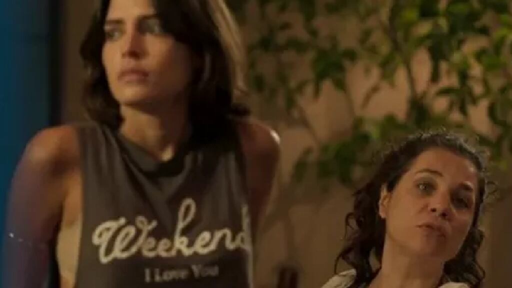 Guta (Julia Dalavia) e Maria Bruaca (Isabel Teixeira) brigam na reta final de "Pantanal"