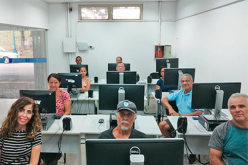 Fatec oferece inclusão digital gratuita para pessoas com 50 anos ou mais
