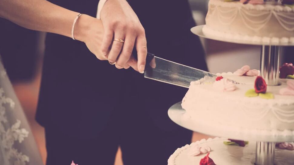Mulher tentou fazer seu bolo de casamento, mas o que conseguiu foi ‘um dos mais feios da história’