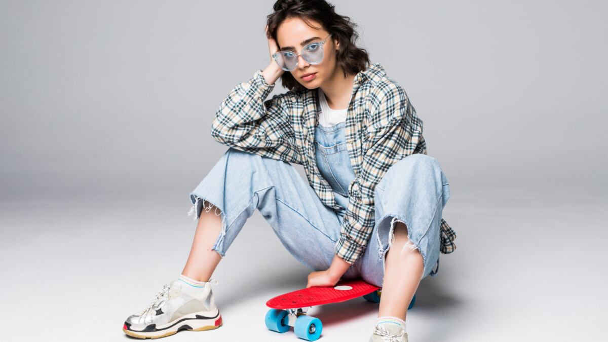 Estos son los tenis que mejor combinan con ‘mom jeans’.