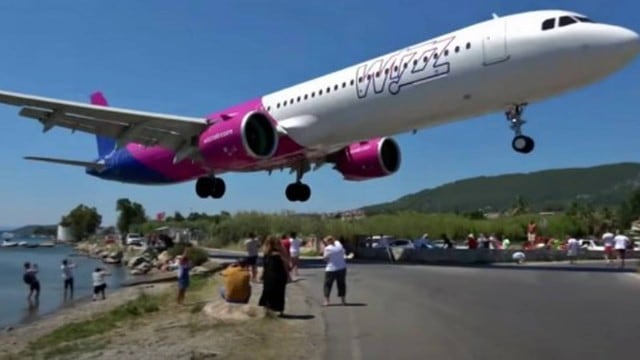 Avião impressiona ao fazer pouso muito baixo em ilha grega