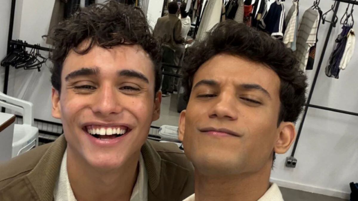Guto (Pedro Goifman) e Vinícius (Elvis Vittorio) são um casal na novela Garota do Momento