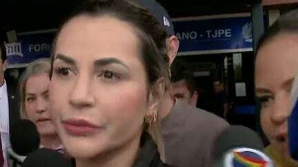 Deolane Bezerra comparece à fórum para assinar termo de soltura