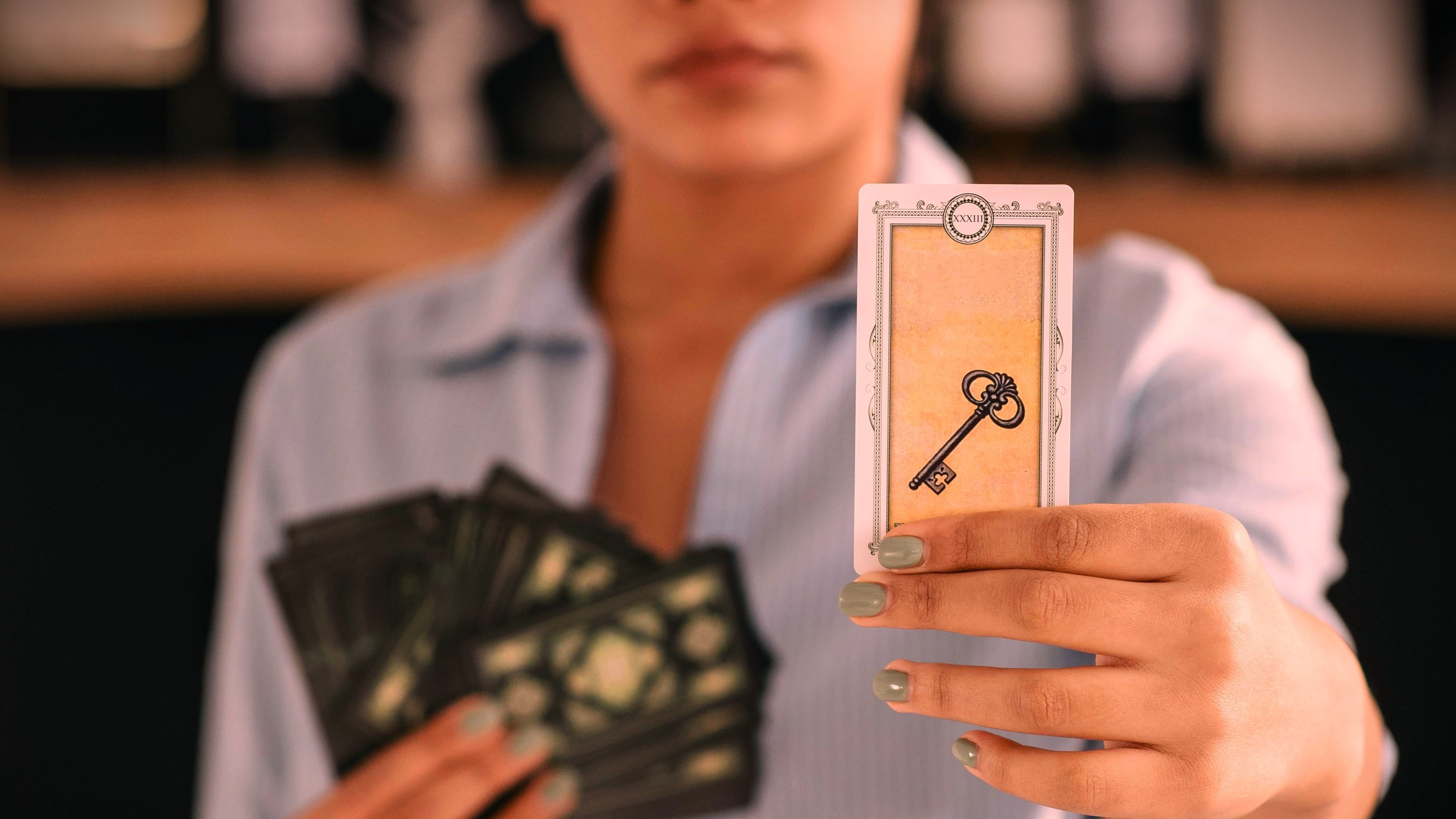 Mulher seguranda carta da chave