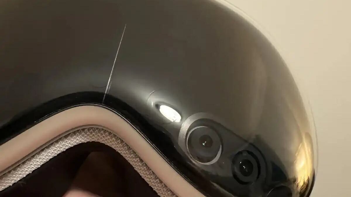 Múltiples usuarios en Reddit y los foros de soporte de Apple comienzan a reportar fracturas espontáneas en el cristal de su Vision Pro.