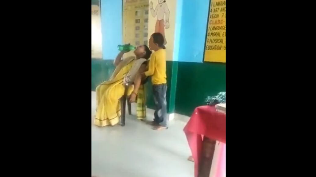 Professora é flagrada recebendo massagem de aluno; ela pode ser expulsa de escola