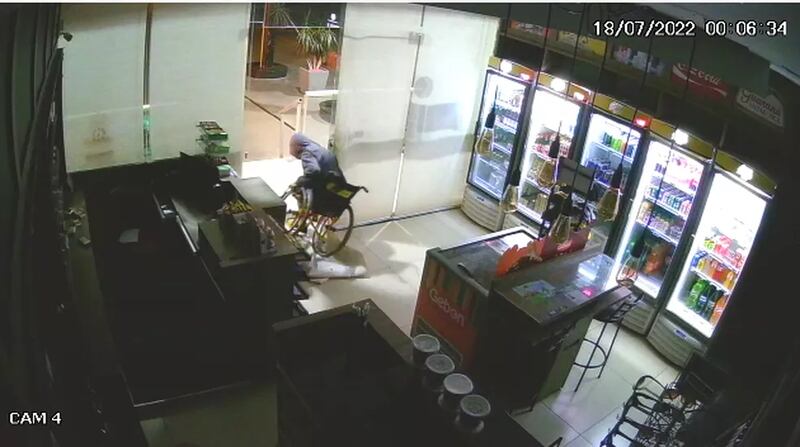 Cadeirante furta loja de conveniência de posto de gasolina no Paraná
