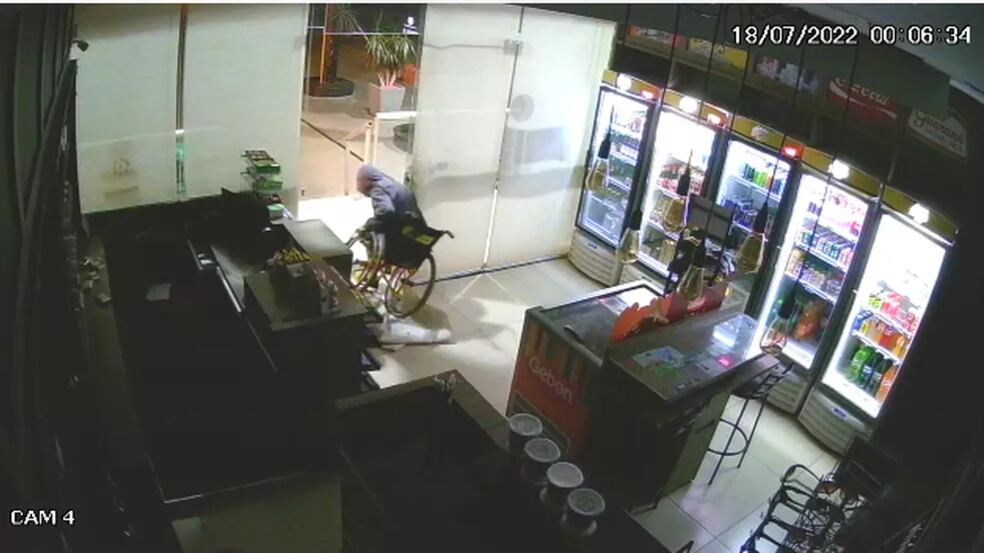 Cadeirante furta loja de conveniência de posto de gasolina no Paraná