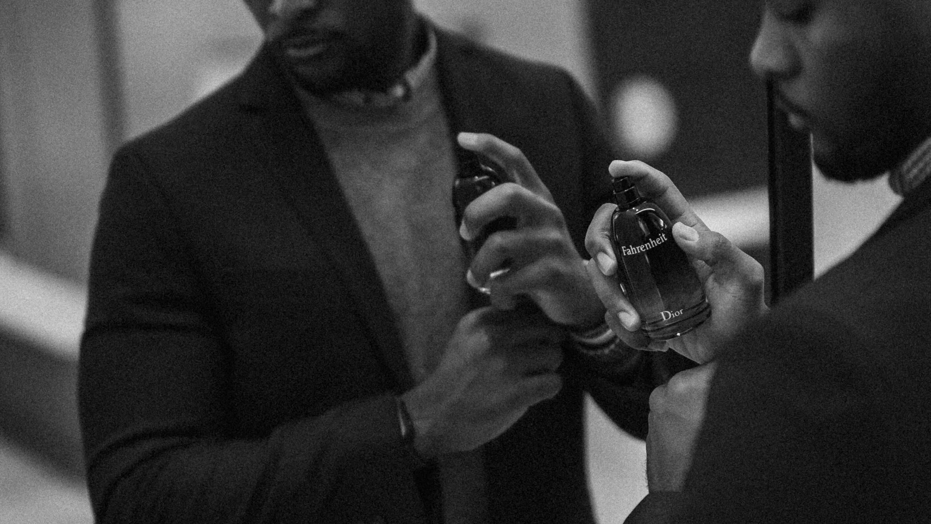 Homem passando perfume