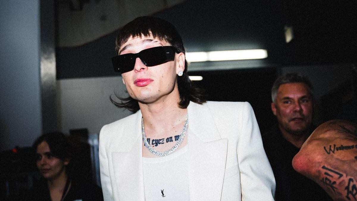 Fanáticos critican a Peso Pluma: “nunca anda en sus cinco sentidos”.