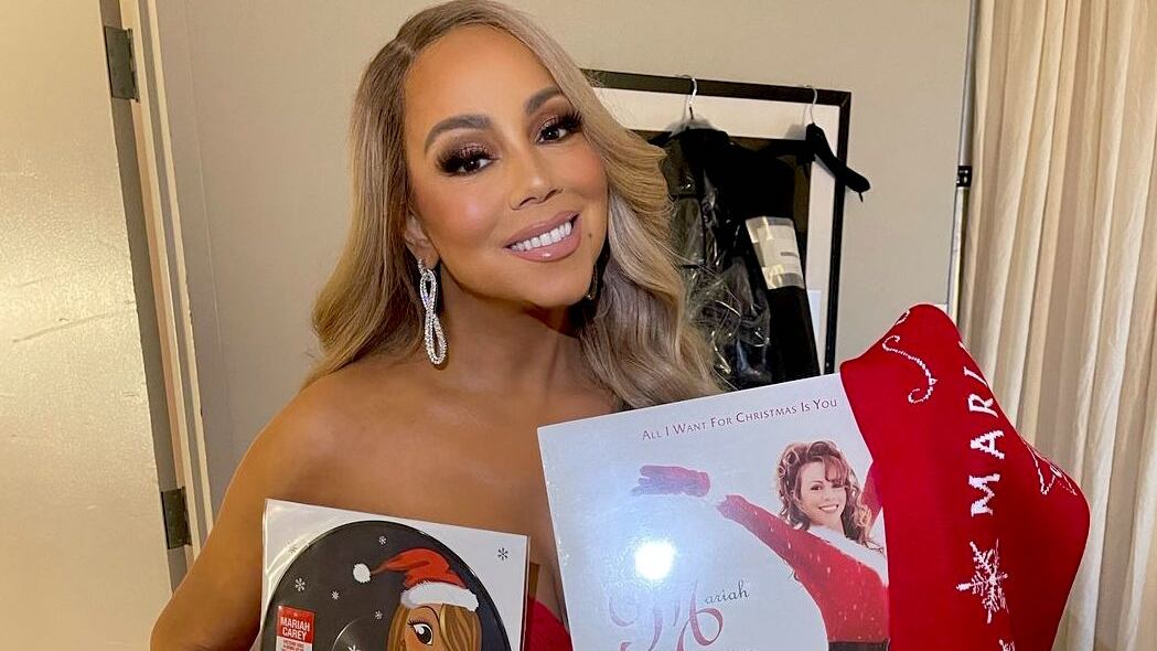 La cantante celebra su éxito con muchos dólares.