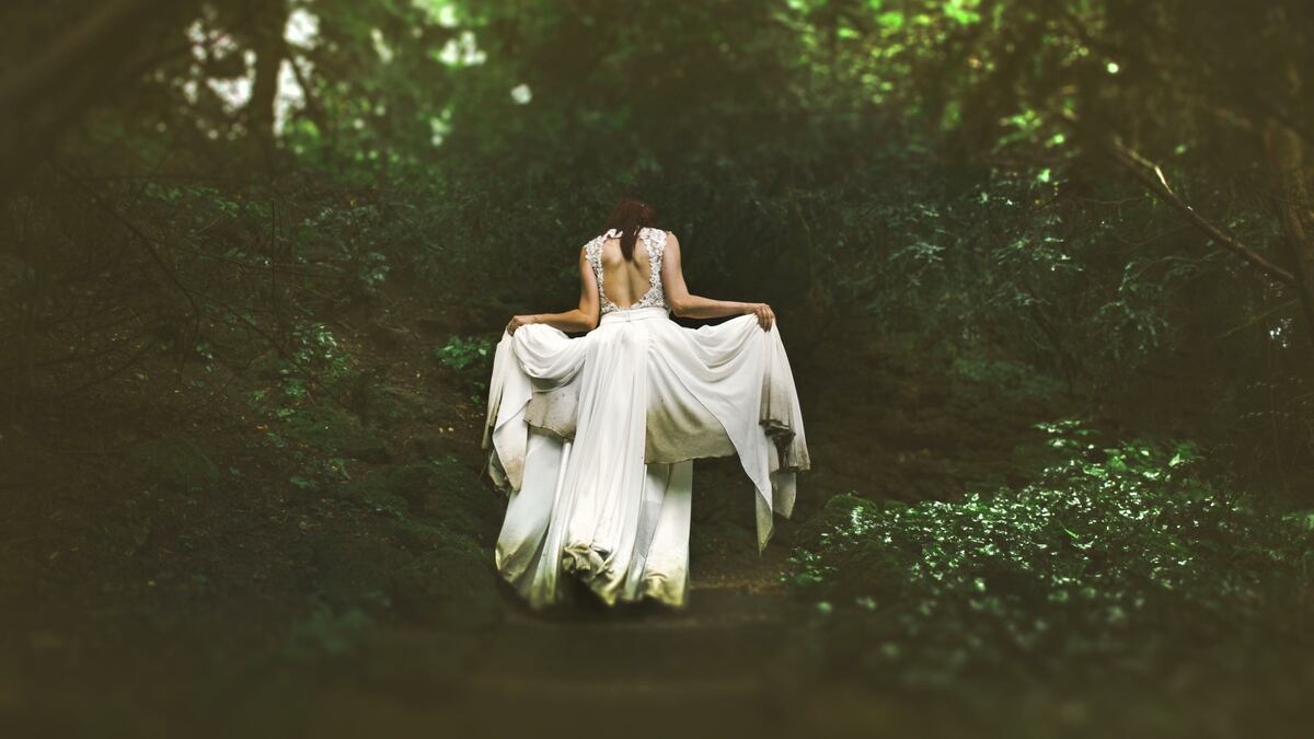 Noiva joga fora seu vestido de casamento ‘dos sonhos’ após praticar escalada com ele