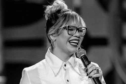 Homem aborda fãs da cantora Marília Mendonça para vender fotos de necrópsia com pagamento pelo Pix