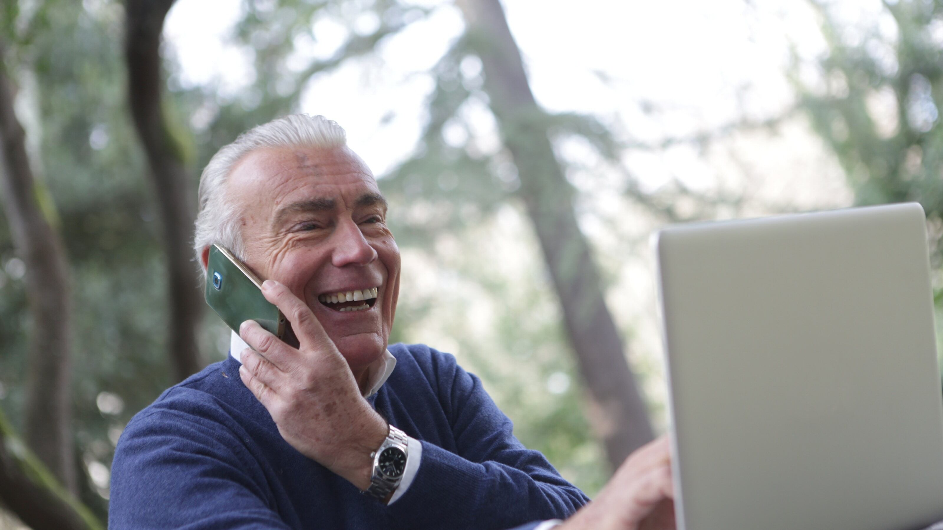 Idoso mexendo no computador