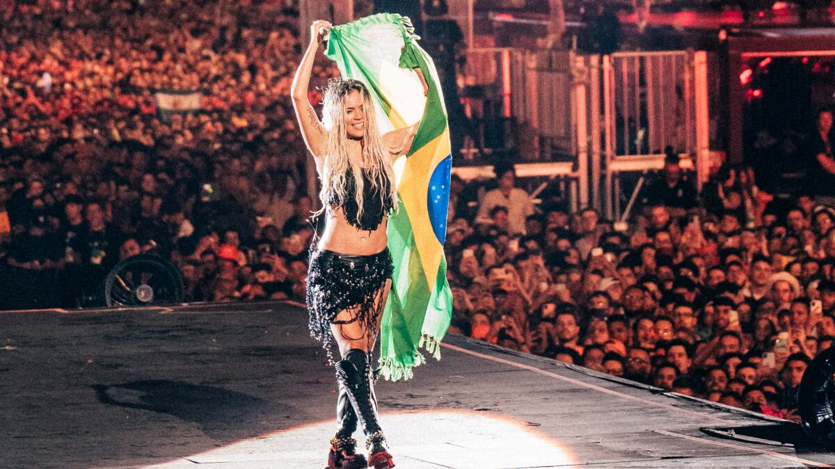 No Palco Mundo, do Rock in Rio 2024, Karol G canta para uma multidão de pessoas