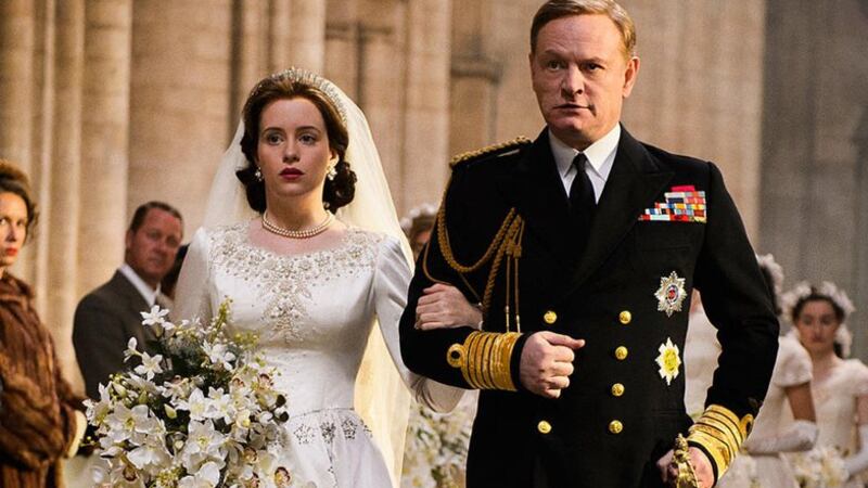 Claire Foy como Elizabeth II (esq.) e Jared Harris como rei George VI (dir.) - Divulgação / Netflix