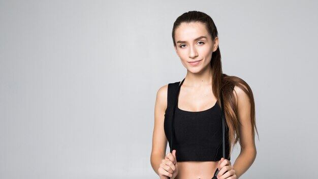 Exercícios físicos: treino caseiro e fácil para queimar gordurinhas usando corda