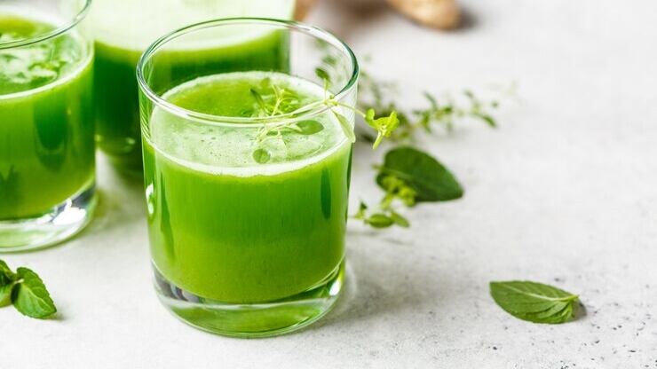Suco verde caseiro com salsão e gengibre maravilhoso para aumentar sua imunidade