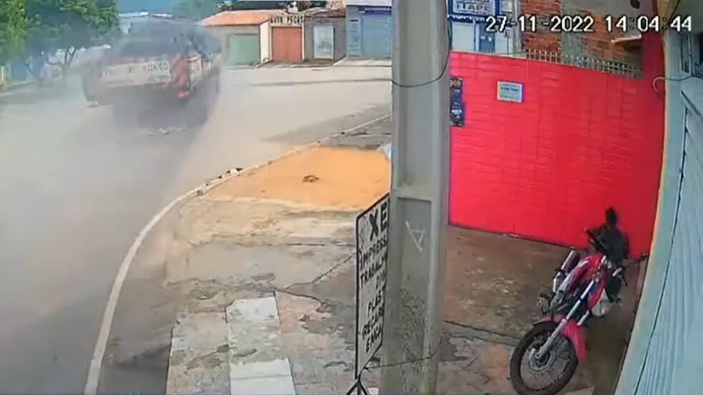 Carreta carregada de cimento invade casa na Bahia