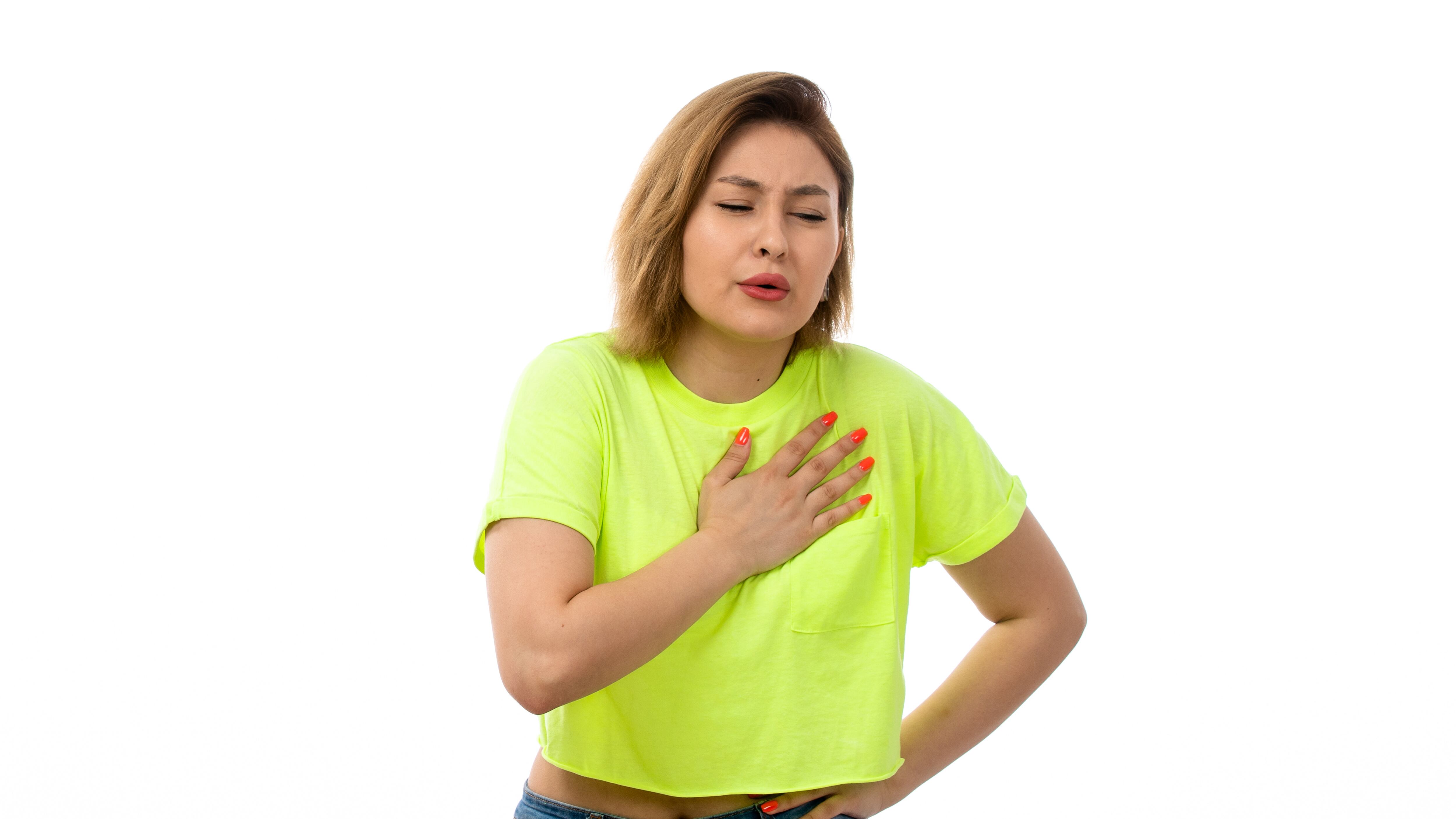 Mulher com mão no peito