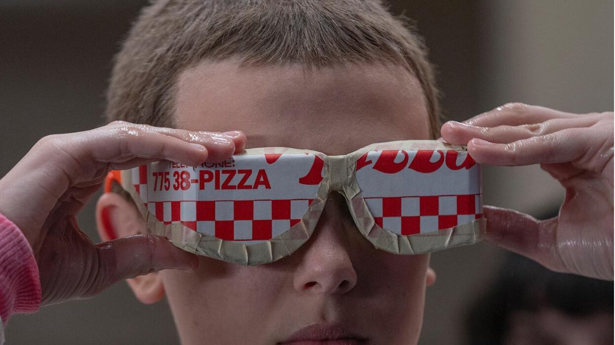 A última meia hora está cheia de recompensas emocionais com a turma se reunindo em meio às consequências do ataque de Vecna.