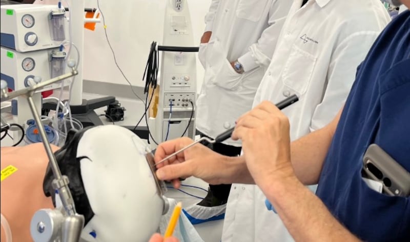 Practican la colocación del implante de Telepathy en una persona artificial