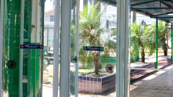 Porta giratória com detector de metais de uma escola em Chapecó (SC)