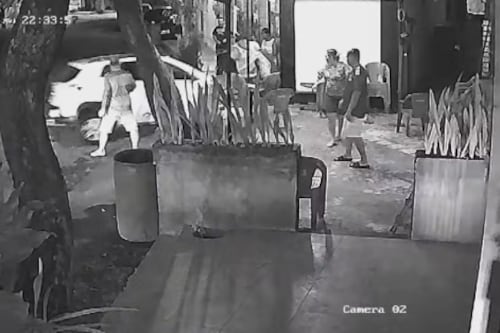 VÍDEO: Motorista de app é preso após atropelar de propósito grupo em frente a bar; imagens são fortes