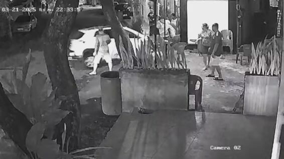 Dez pessoas foram atingidas, mas apenas duas tiveram ferimentos leves