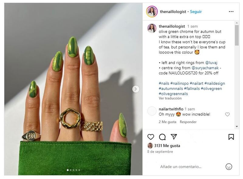 Las 'olive green chrome nails' son una de las manicuras en tendencia para el otoño