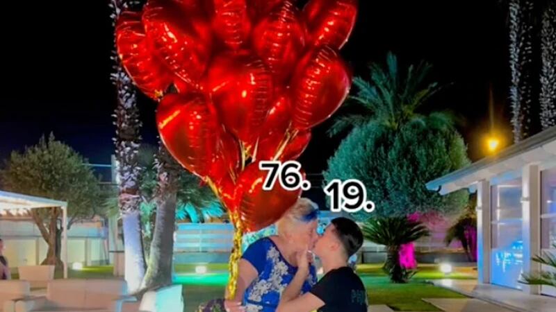 Jovem de 19 anos viraliza ao pedir noiva de 76 anos em casamento; veja vídeo