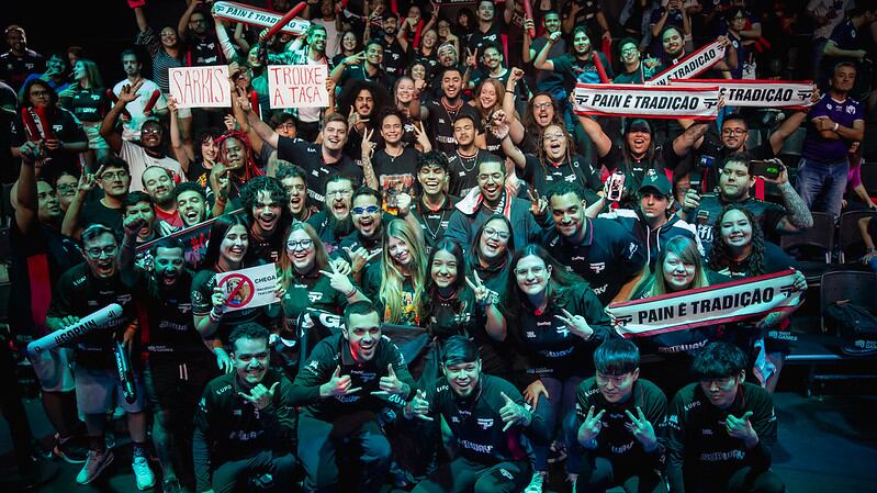 Jogadores da PaiN celebram a conquista ao lado da torcida.