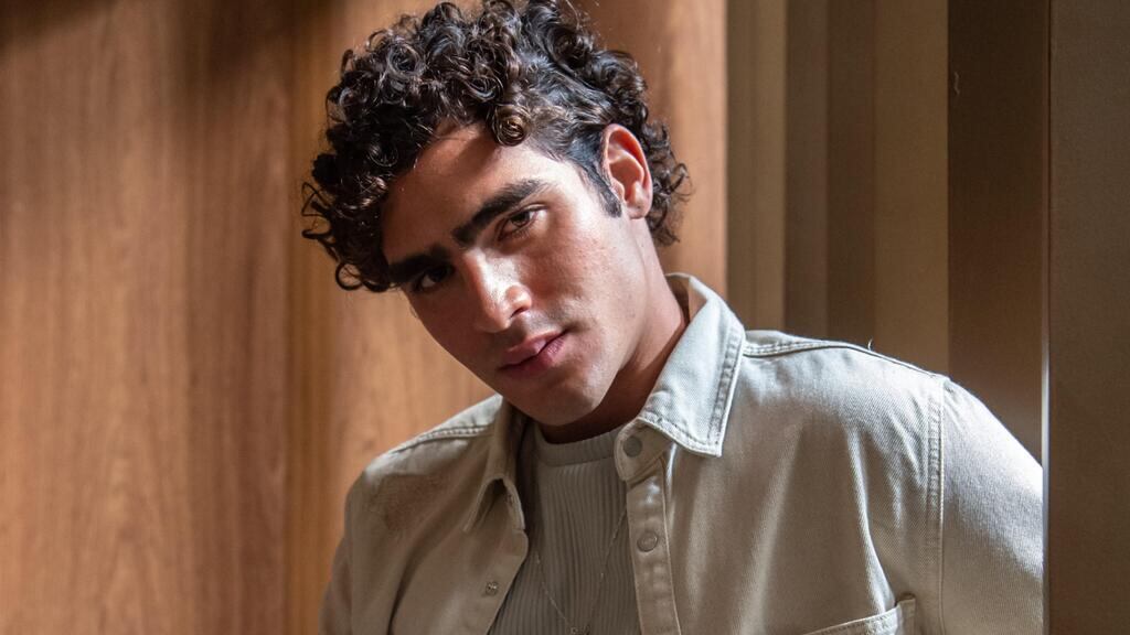 Jhona Burjack interpreta Javé em "Todas as Flores"