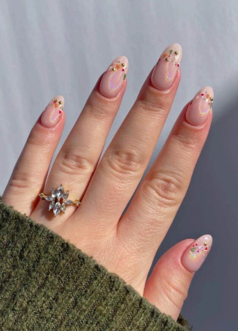 Com muitos designs de Natal. Instagram @bugnails