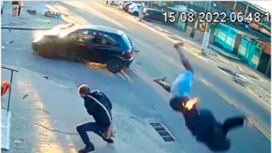 Motociclista voa após batida no RJ