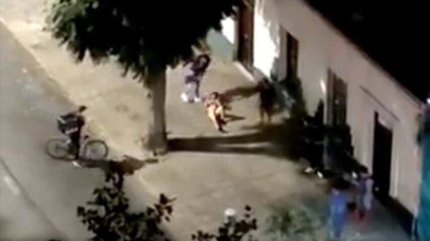 Vizinhos se unem agressivamente contra homem e isso é que se sabe sobre o caso até o momento