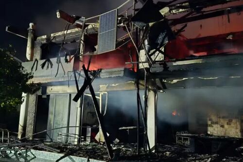 Incêndio mata casal e dois cachorros em casa luxuosa na Bahia; vídeo mostra imóvel em chamas