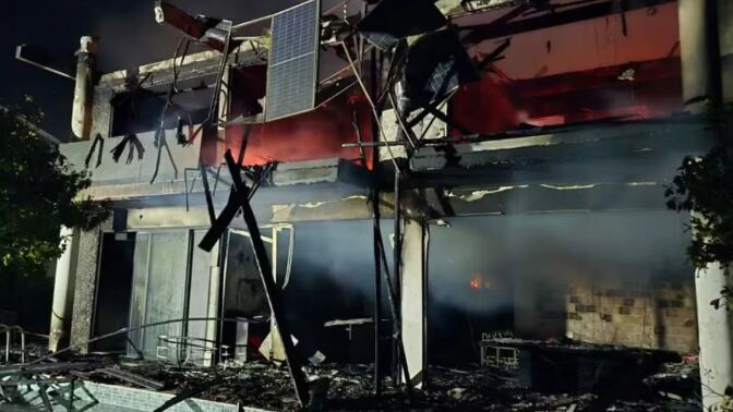 Uma pessoa conseguiu pular do segundo andar e sobreviveu