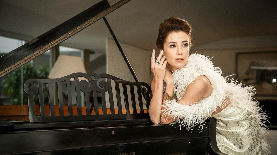 Marjorie Estiano vestida como Ângela Diniz para série 'Praia dos Ossos', da Max