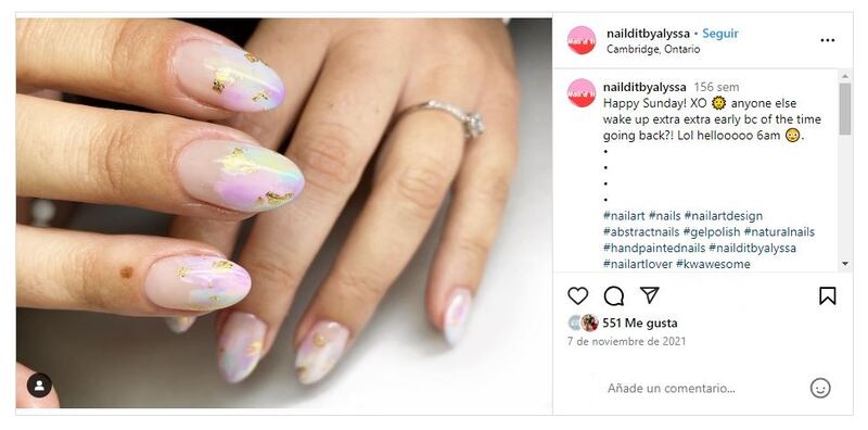 La manicura con hoja de oro es una elección infalible para triunfar en estilo durante la temporada decembrina