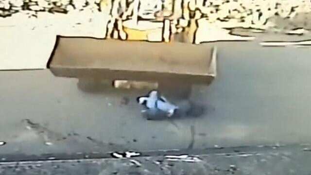 Homem atropela e mata colega de trabalho com retroescavadeira