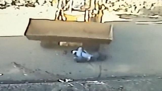 Homem atropela e mata colega de trabalho com retroescavadeira